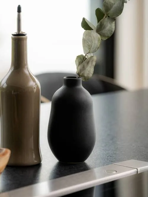 Gharyan Stoneware Vase: Matte Black