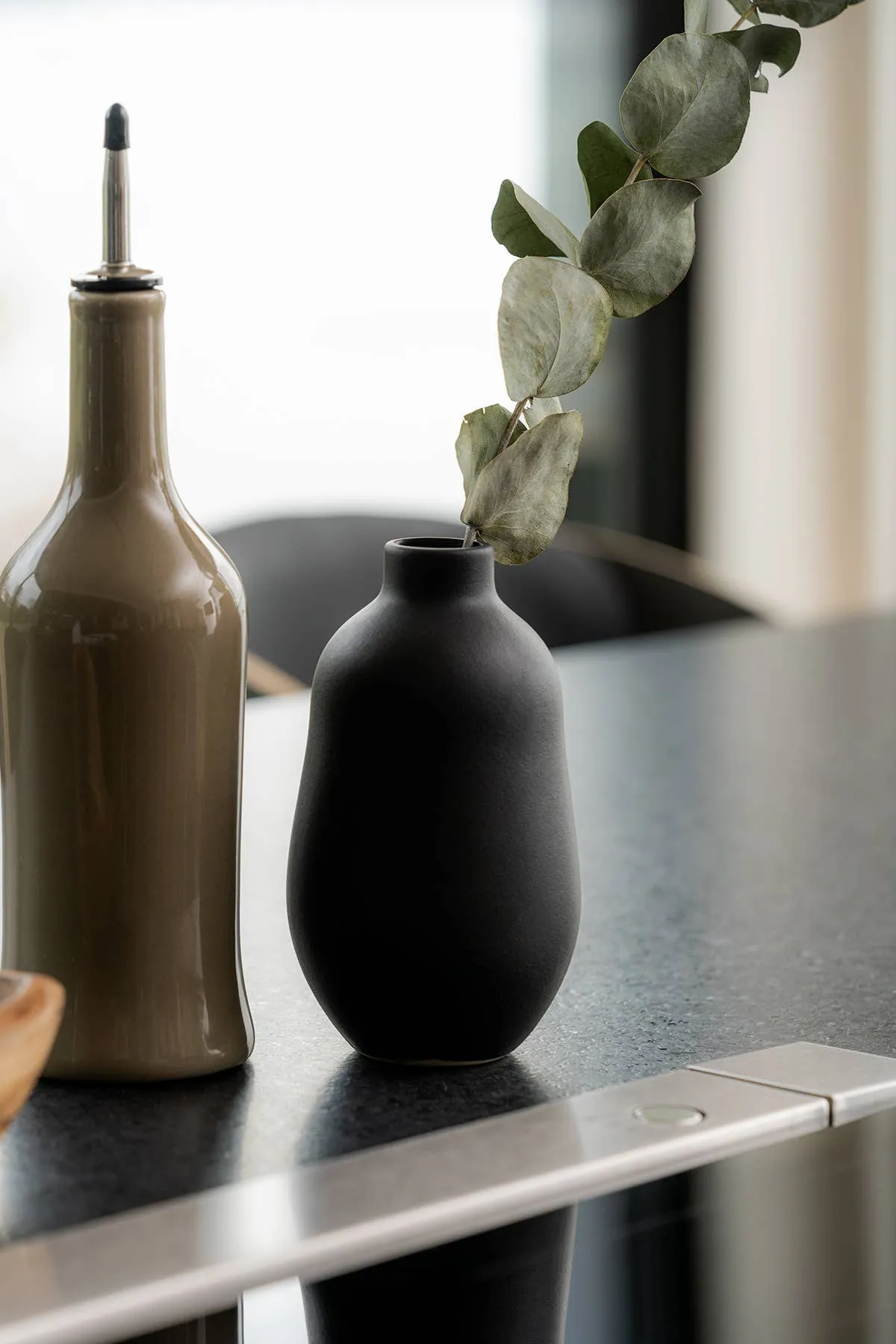 Gharyan Stoneware Vase: Matte Black