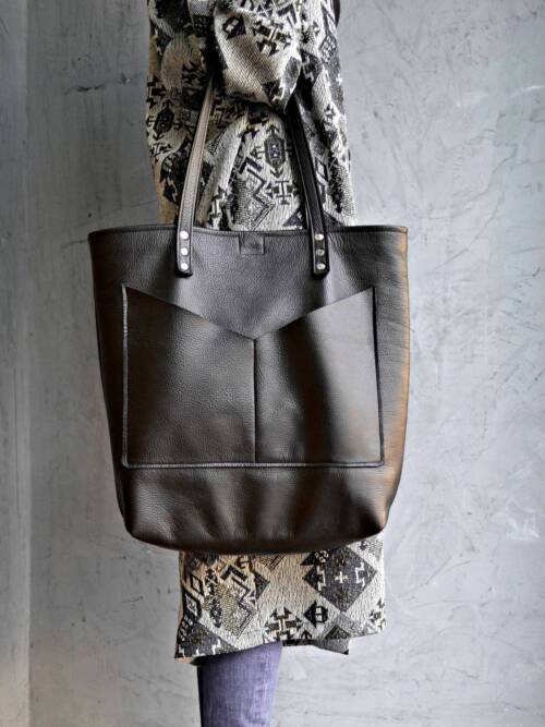 Estia tote bag in black: Magnetic snap, Gold